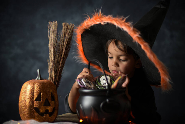 criança vestida como um feiticeiro em um cenário halloween - Foto, Imagem