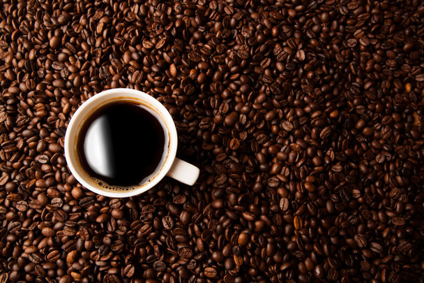 csésze fekete kávé, pörkölt kávé bab - Fotó, kép