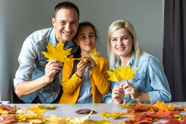 famiglia a casa a fare mestiere e fare immagine da foglie in cucina - Foto, immagini