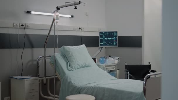 Sala de hospital con cama y monitor de frecuencia cardíaca en las instalaciones - Metraje, vídeo