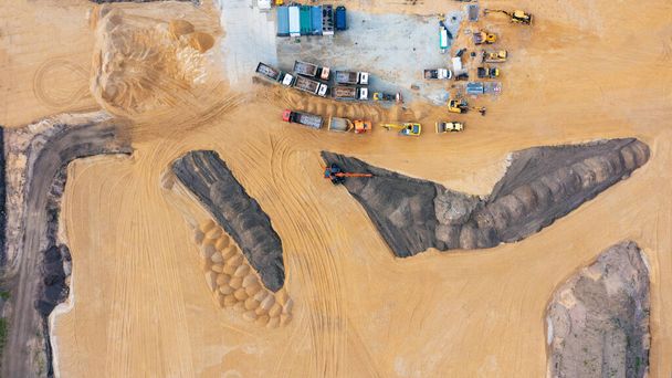 Vista aérea no canteiro de obras durante o progresso da terraplenagem. - Foto, Imagem
