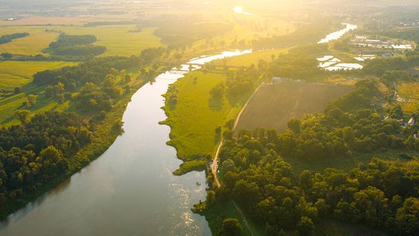 Ilmakuva joelle, pelloille ja puulle, kaunis maaseutu, Puola - Valokuva, kuva