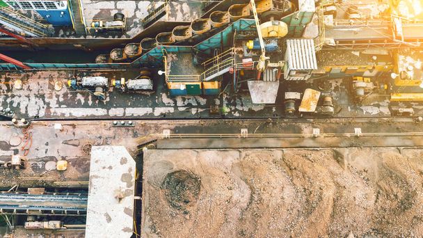 Extracción de minerales de oro. Lavar y tamizar el suelo. Producción pesada, industria. Vista desde arriba - Foto, imagen