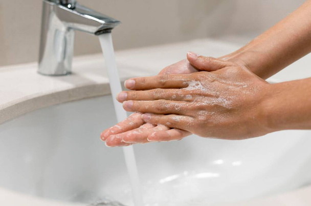 osoba myjąca ręce z bliska. Wysokiej jakości zdjęcie - Zdjęcie, obraz