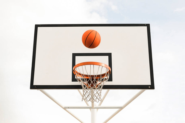 low angle basketball hoop. High quality photo - Foto, imagen