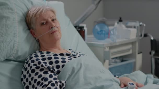 Πορτρέτο του ηλικιωμένου ασθενούς με ασθένεια κοιτάζοντας κάμερα - Πλάνα, βίντεο