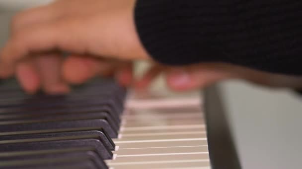 Mãos tocando o prelúdio em F Menor, o Clavier bem-temperado Parte 2 por Bach - Filmagem, Vídeo