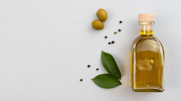 Olivenölflasche mit Blättern Oliven Tisch. Hochwertiges Foto - Foto, Bild
