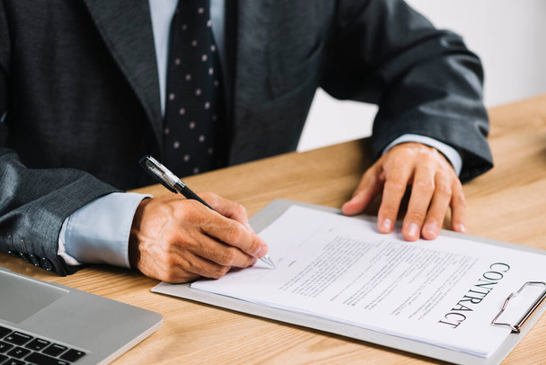 Erkek avukat kalem panosuyla sözleşme imzalıyor. Yüksek kalite fotoğraf - Fotoğraf, Görsel