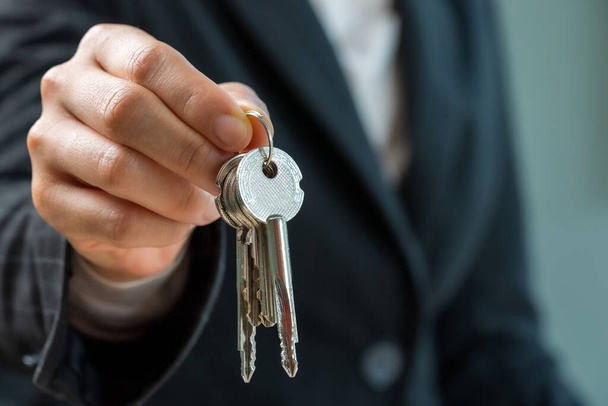  Agente inmobiliario mujer sosteniendo llaves de la casa - Foto, imagen