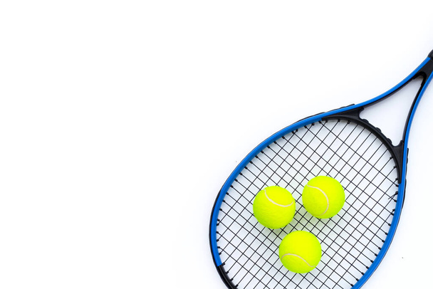 Raqueta de tenis con pelotas en blanco. - Foto, Imagen