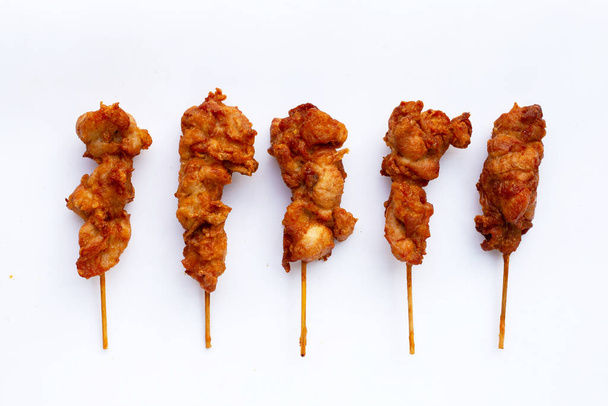 Spiedini di pollo croccanti fritti, street food in stile tailandese - Foto, immagini