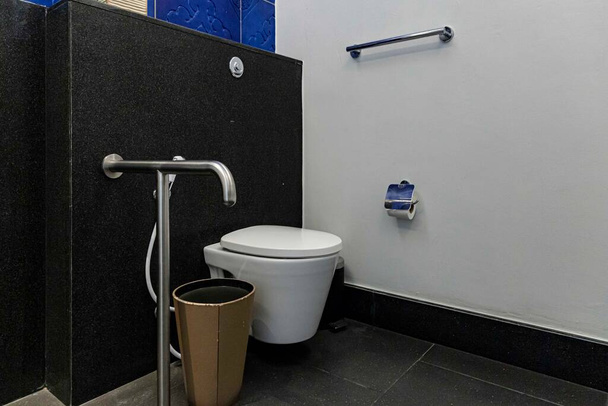 Toalety dla osób niepełnosprawnych w biurowcu są puste. - Zdjęcie, obraz
