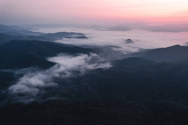 Dağlar ve sabah gün doğumu ve sis - Fotoğraf, Görsel