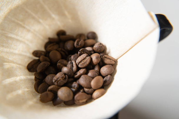 Paahdettuja kahvipapuja kahvin tiputuksessa - Valokuva, kuva