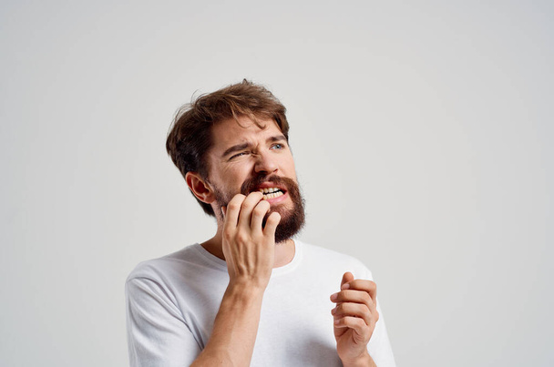 emocionální muž zubní problém stomatologie léčba izolované pozadí - Fotografie, Obrázek