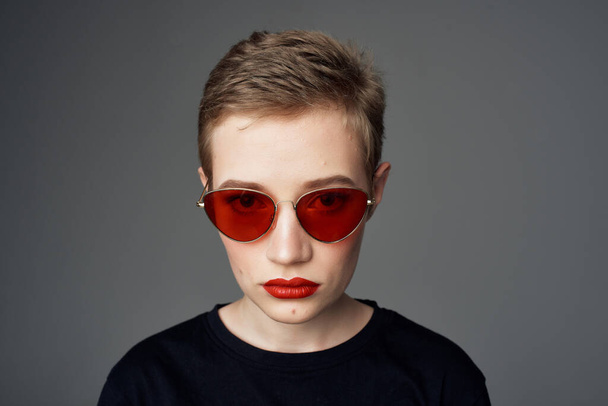 short haired woman with sunglasses fashion isolated background - 写真・画像