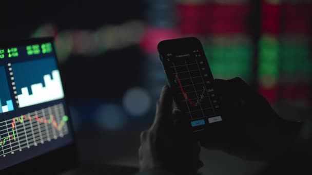 Ένας αρχάριος επενδυτής χρησιμοποιεί μια εφαρμογή για κινητά τηλέφωνα για επενδύσεις - Πλάνα, βίντεο