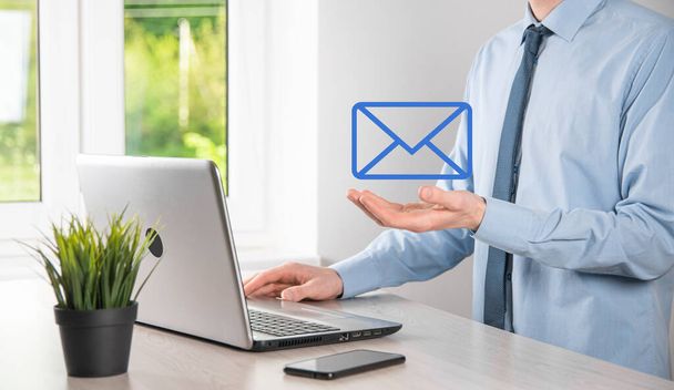 İş adamı elinde e-posta simgesi ile bizimle iletişim kurar ve kişisel bilgilerinizi spam postalarından korur. Müşteri hizmetleri çağrı merkezi bizimle iletişim kurar. - Fotoğraf, Görsel