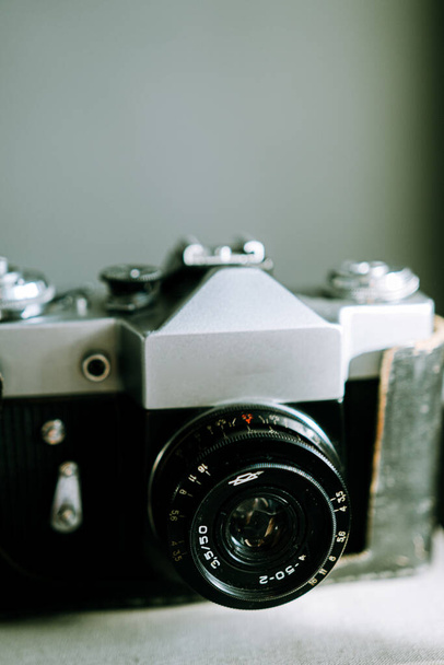 Vintage stary sowiecki aparat fotograficzny na tle światła, widok z bliska  - Zdjęcie, obraz