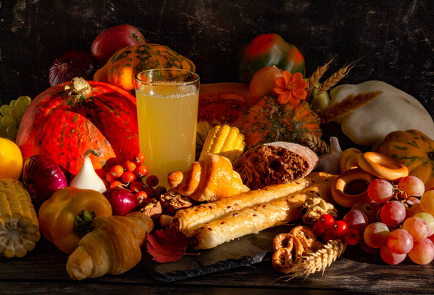 Őszi kompozíció, Hálaadás vagy Halloween koncepció, csendélet gyümölcsökkel, sütőtökkel, zöldségekkel, bőséges szüret, őszi ajándékok. Lapos fekvés, csúcskilátás. Kiváló minőségű fénykép - Fotó, kép