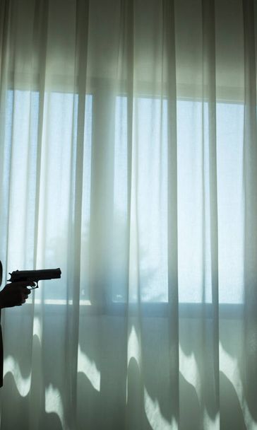 Шпионский триллер дизайн обложки книги с человеком, держащим пистолет. - Фото, изображение
