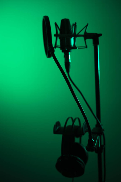 Студійний великий діафрагмовий кардіо-мікрофон у професійних студіях звукозапису
. - Фото, зображення