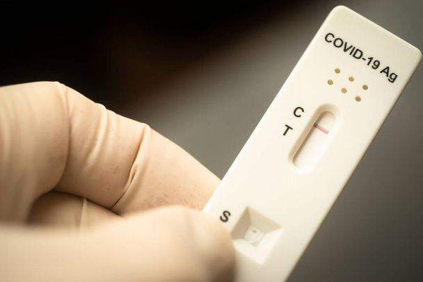 Covid 19 virus pandemische snelle test resultaat negatief van speeksel thuis. - Foto, afbeelding