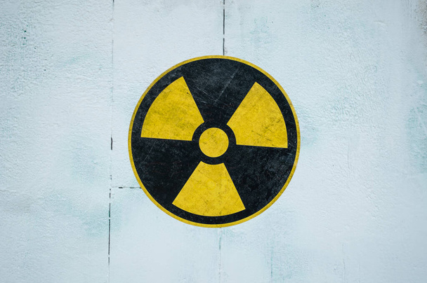 Жовтий символ радіоактивності в Чорнобильській зоні відчуження в Україні. Радіаційний знак - Фото, зображення