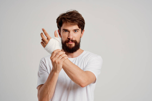 sairas mies sideharsolla käsi vamma sormet sairaalahoitoa eristetty tausta - Valokuva, kuva