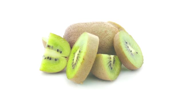 Kiwi geïsoleerd. schijfjes kiwi op een witte achtergrond. soort fruit. levensmiddelen.  - Video
