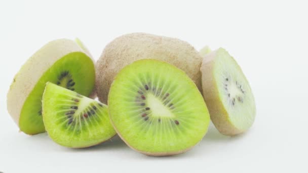 Kiwi isoliert. Kiwi-Scheiben auf weißem Hintergrund. Art von Obst. Lebensmittel.  - Filmmaterial, Video