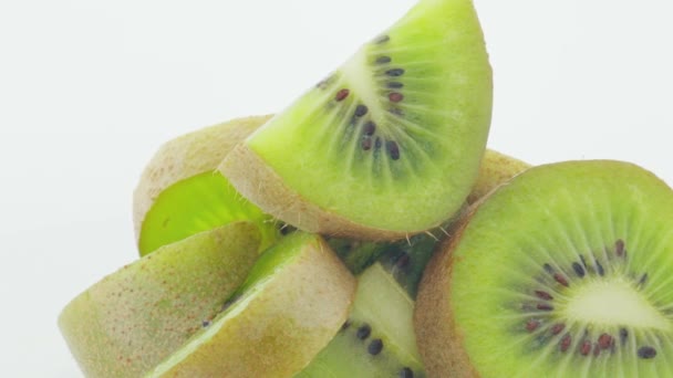 kiwi isolado. fatias de kiwi em um fundo branco. tipo de fruta. alimentos.  - Filmagem, Vídeo