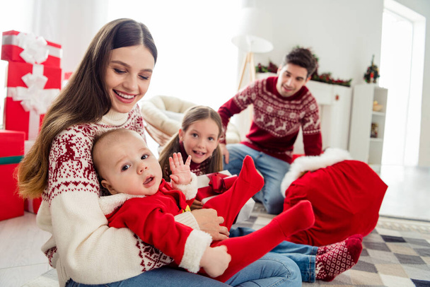 Foto de familia alegre joven sonrisa positiva feliz hermano de la infancia hermana espíritu de Navidad en el interior - Foto, Imagen