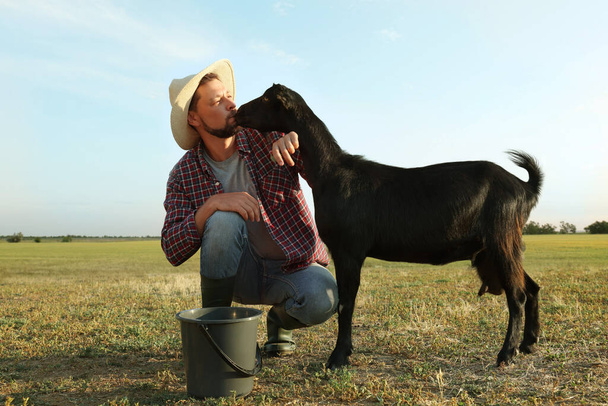 Muž s kozou na farmě. Chov zvířat - Fotografie, Obrázek