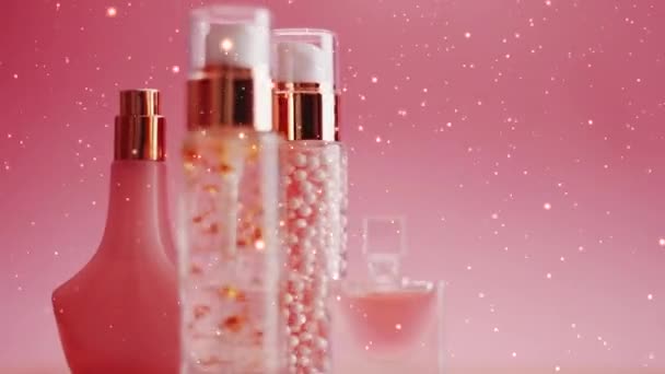 Beauté, maquillage et produits cosmétiques promotion sur fond rose avec paillettes de vacances - Séquence, vidéo