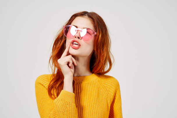 mulher em um suéter amarelo penteado óculos de moda posando Studio - Foto, Imagem