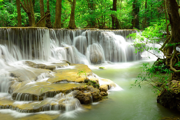Vesiputous trooppisessa syvässä metsässä Huay Maekhamin
 - Valokuva, kuva