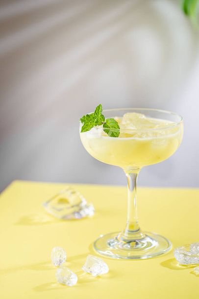 fresh tropical cocktail - Foto, Imagem
