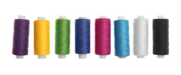 Набор красочных нитей для шитья на белом фоне - Фото, изображение