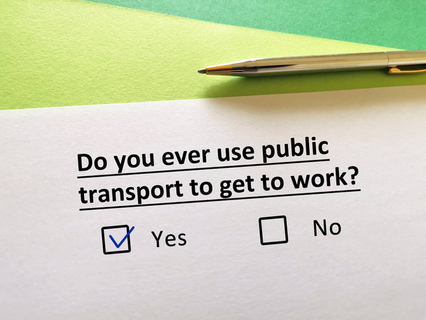 Eine Person beantwortet Fragen zum Transport. Er nutzt öffentliche Verkehrsmittel, um zur Arbeit zu kommen. - Foto, Bild