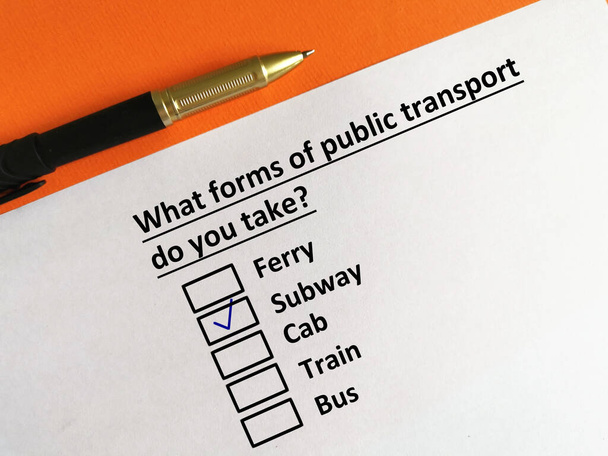 Jedna osoba odpowiada na pytanie o transport. Osoba jedzie metrem.. - Zdjęcie, obraz