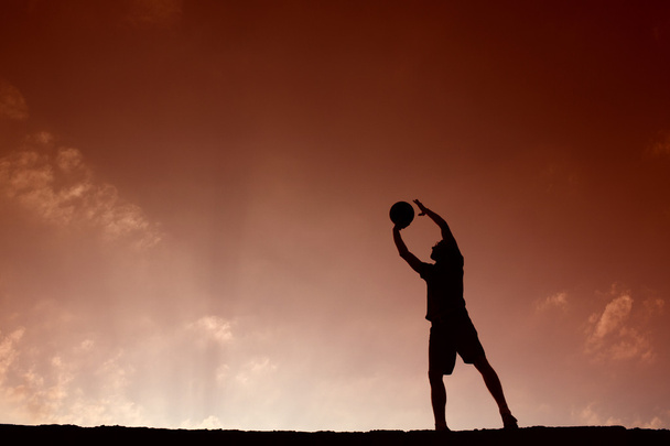 silhouet van de mens spelen basketbal - Foto, afbeelding