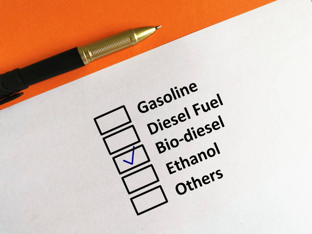 Eine Person beantwortet Fragen zum Transport. Der Mensch denkt an Biodiesel. - Foto, Bild