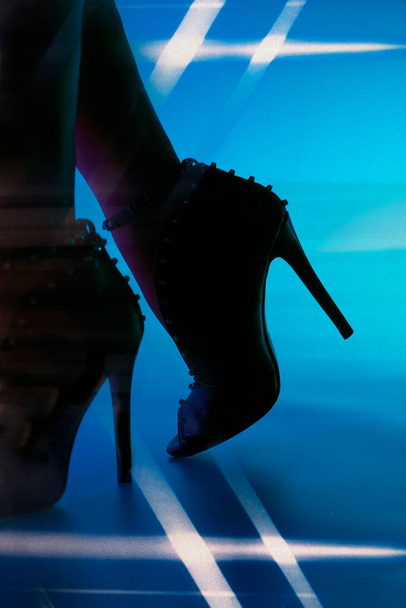 Sexy jovem dançarina em sapatos de salto alto stiletto com pernas compridas magras dançando design bookcover. - Foto, Imagem