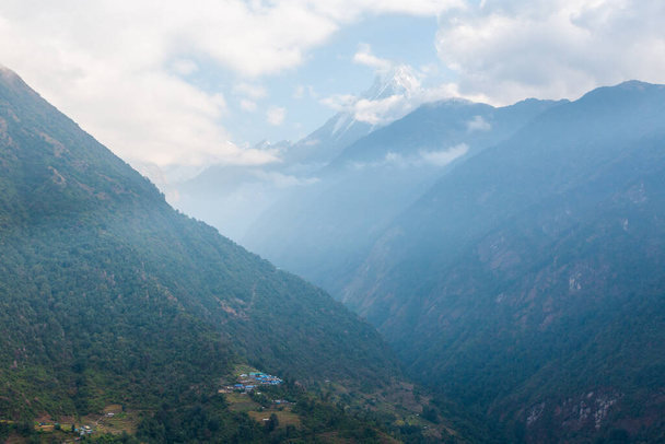 Aldeia de montanha asiática e campos de terraço no outono, Nepal, Himalaia, região de Annapurna - Foto, Imagem