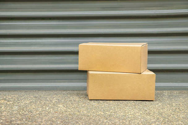 cajas de cartón entregadas a la puerta del forn y dejadas fuera para recogida sin contacto, entrega para compras en línea, entrega sin contacto y recogida debido a COVID-19 - Foto, imagen