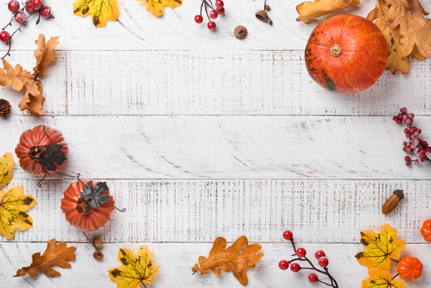 Tökfej. Őszi élelmiszer háttér fahéj, dió és szezonális fűszerek rusztikus alapon. Sütőtök vagy almás pite és süti a Hálaadásra és az őszi szünidőre. Felülnézet másolási hellyel. - Fotó, kép