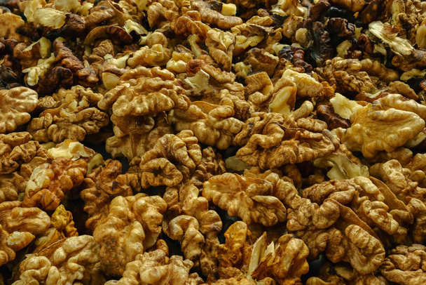 Lots of peeled walnuts in close-up. Selective focus. Background image - Foto, Imagen