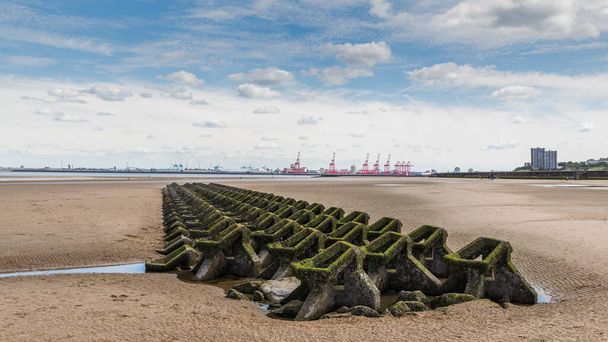 Honeycomb defensa del mar en la playa de Wallasey visto en el extremo de la península de Wirral cerca de Liverpool. - Foto, imagen
